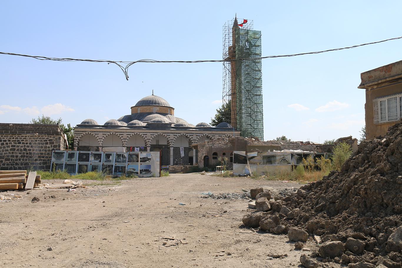 ​Çatışmaların hedefi olan Kurşunlu Cami'nin  restorasyonu devam ediyor 